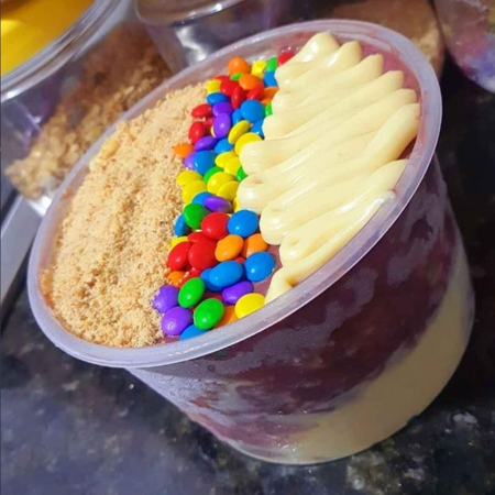 Um abraço doce em cada colherada! Mergulhe nessa explosão de sabor: o nosso açaí cremoso encontra um irresistível recheio trufado de Leite Ninho, criando a combinação perfeita entre frescor e doçura. Cada camada é feita com amor para transformar seu momento em uma experiência inesquecível!