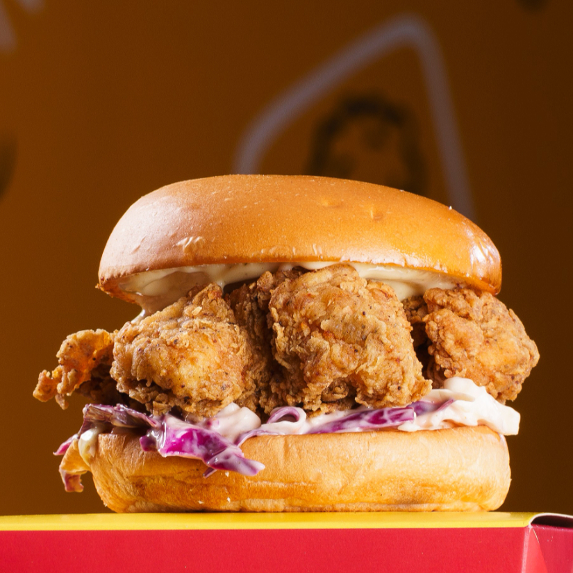 Fabuloso Lanche York preparado no pão Brioche, com melhor Frango Frito Crocante, Salada Coleslaw e Molho. Foto Ilustrativa.