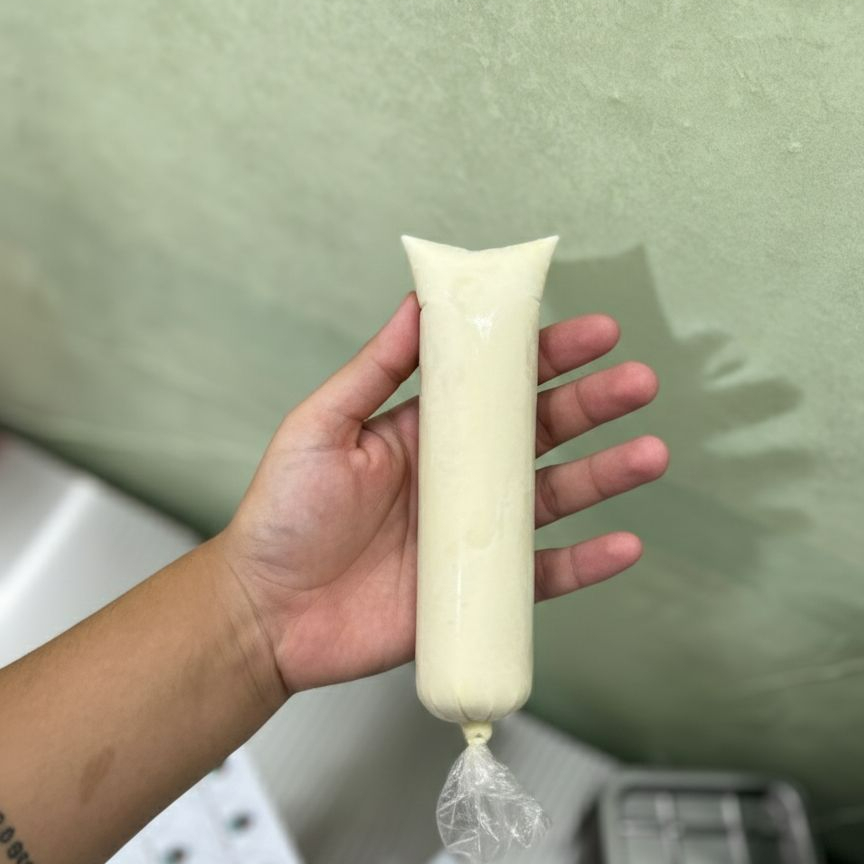 base de pistache com grãos de pistache cru, envolto de casquinha de chocolate branco.