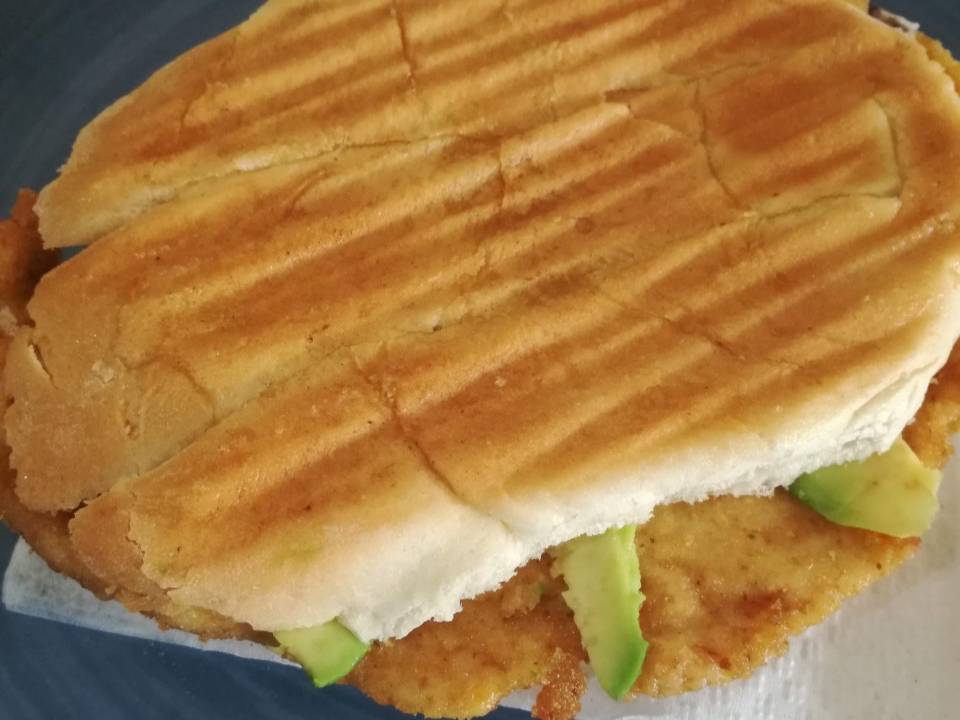 Torta Telera de Milanesa de Pollo