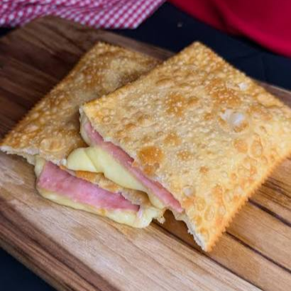 40 g de queijo 5 g de tomate 1 pitada de molho e 1 pitada de orégano.