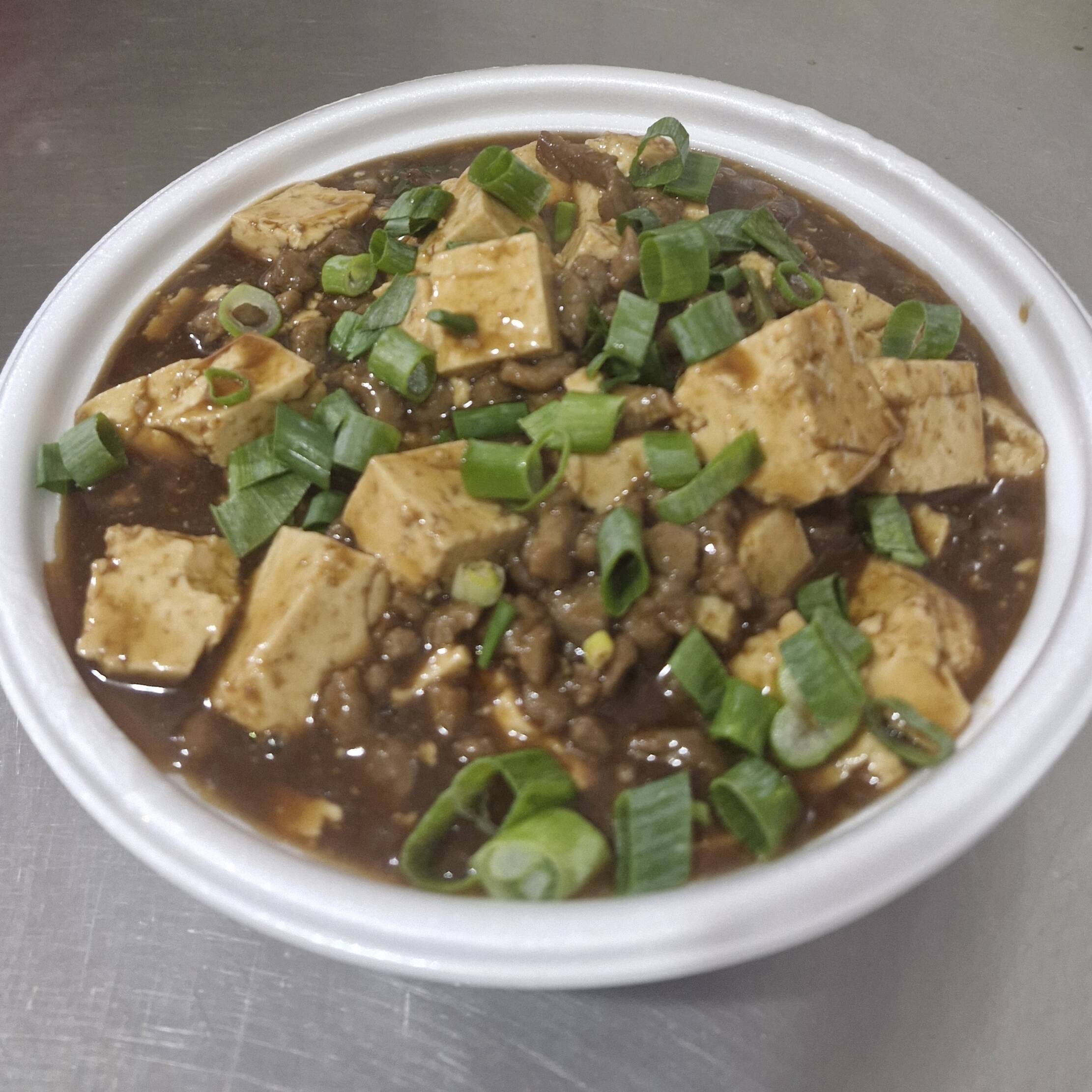 Queijo de soja em cubos com carne picada, alho, cebolinha ao molho shoyu levemente apimentado.