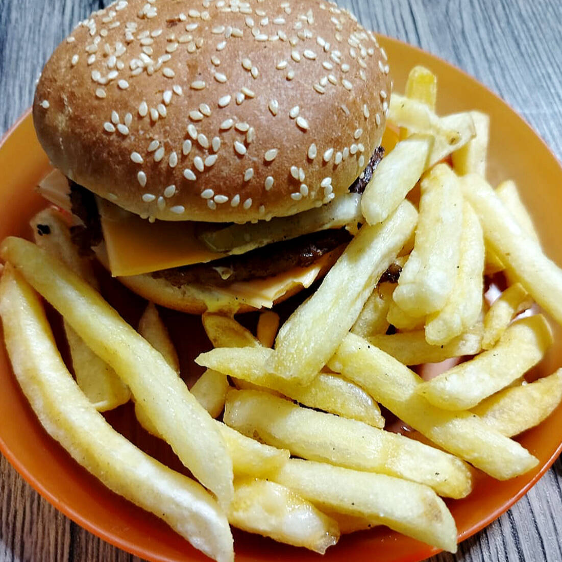 Perezosa con Queso y Papas Regulares