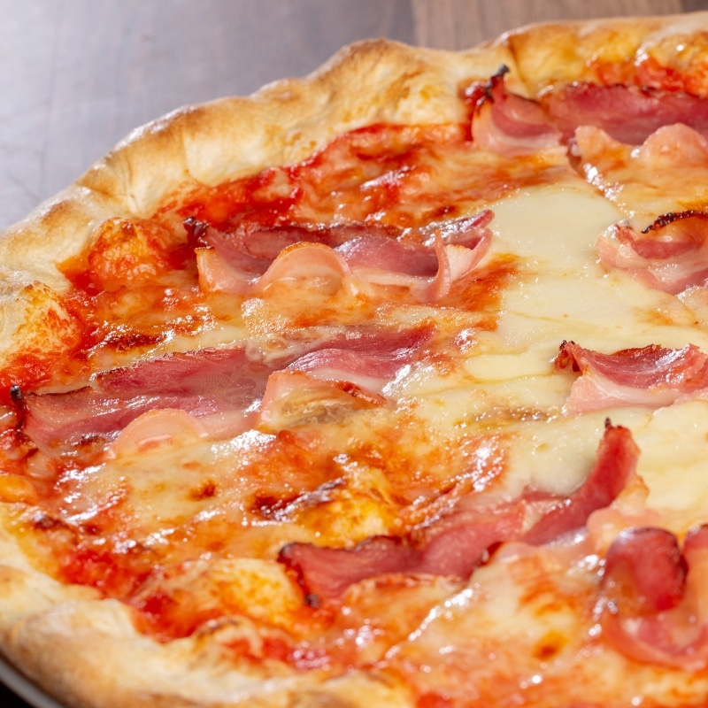 Massa, Molho, Mussarela, Bacon, Tomate, Cebola, Azeitona e Orégano.