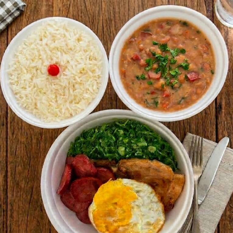 Acompanha arroz soltinho acompanhado de tutu de feijão cremoso, calabresa saborosa, bistequinha de porco dourada, ovo frito e couve refogada no alho.