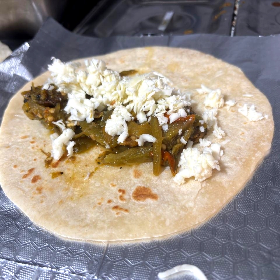 Burrito de Rajas con Queso