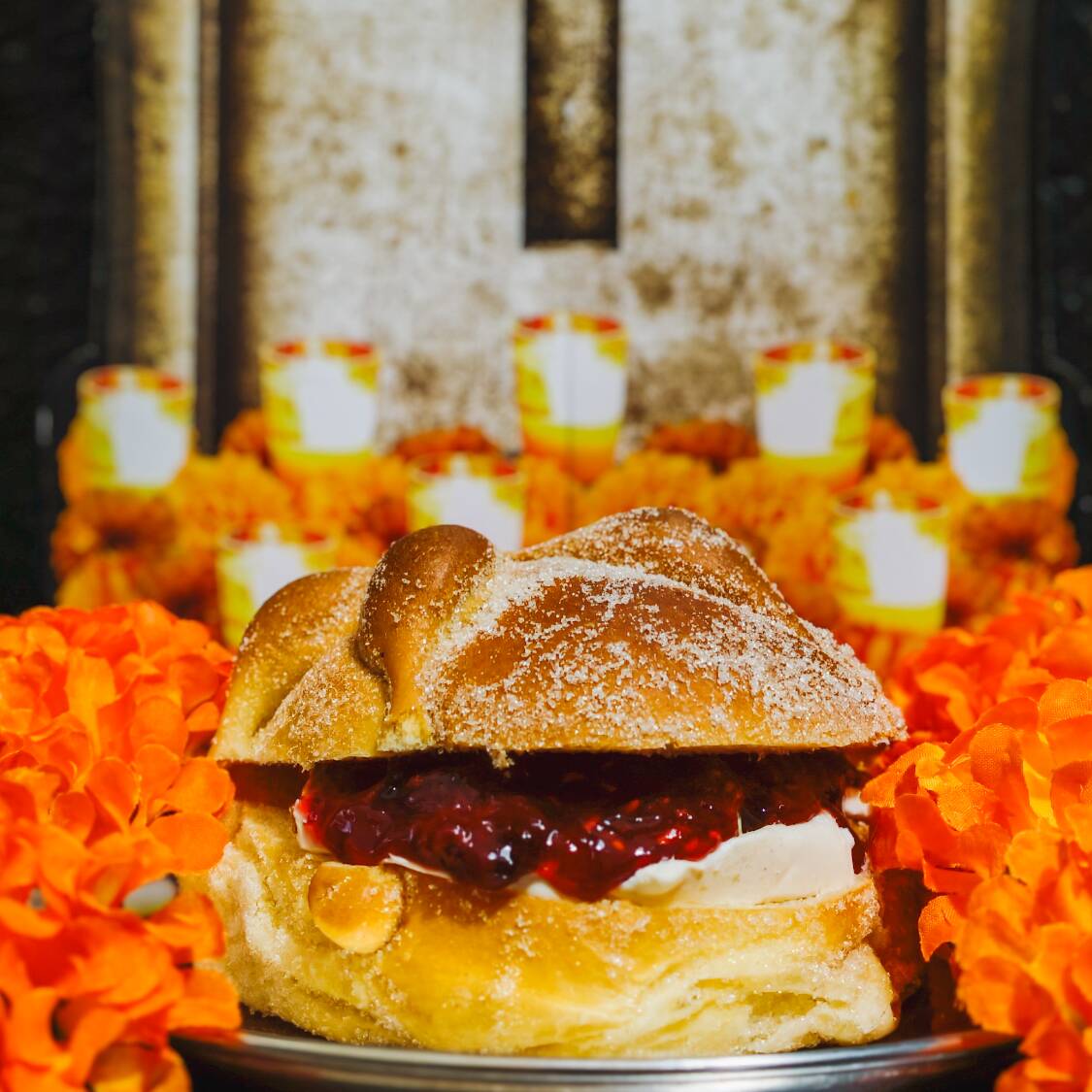 Pan de Muerto Relleno de Queso Crema y Mermelada.