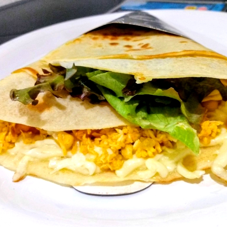 Frango desfiado, muçarela e orégano. Acompanhamentos: milho, tomate, azeitona e alface