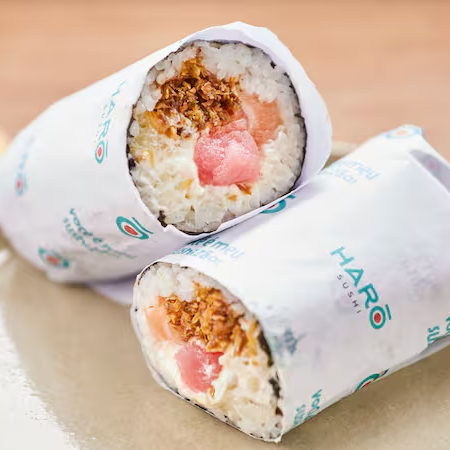 Arroz de sushi macio, enrolado em alga inteira, recheado com salmão, atum, crisp de alho-poró,
cream cheese, pedaços de abacaxi e cebolinho fresco.