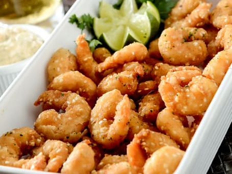 Camarão à milanesa com gergelim. Acompanha molho tártaro.