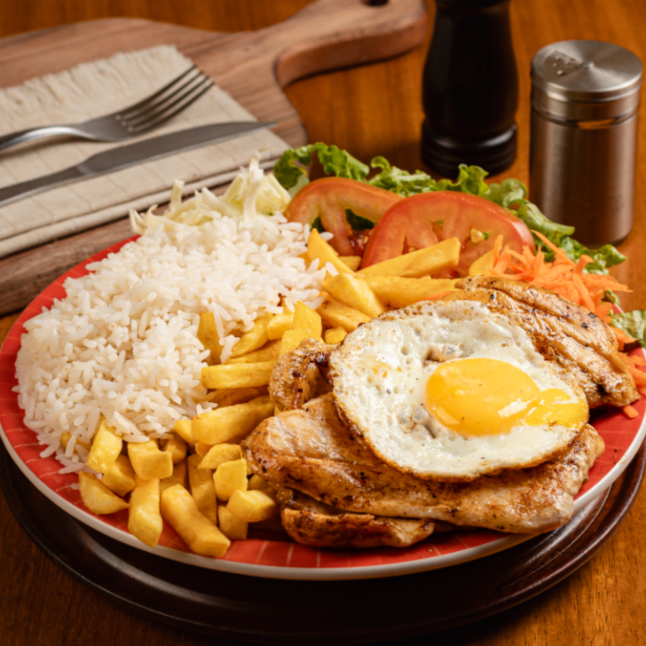 Filé de Frango, acompanha ovo arroz e batata frita.