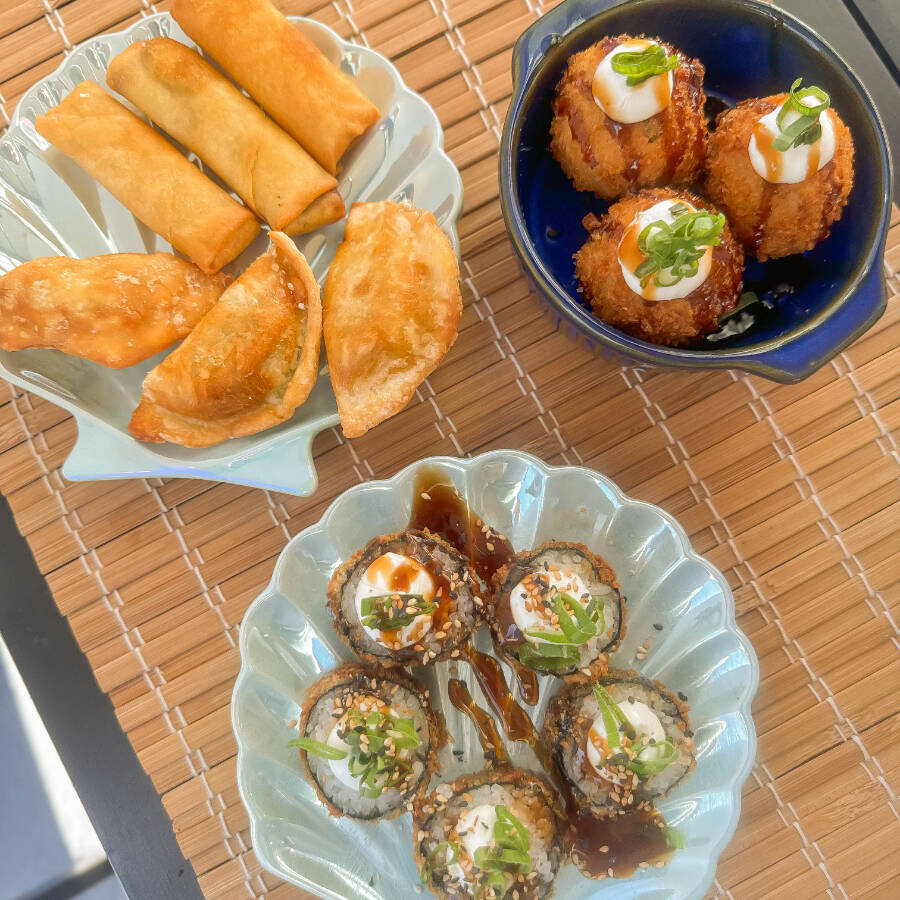 Deliciosa combinação feita com: 3 mini bolinhos de salmão frito + 5 hot roll + 3 guioza + 3 harumaki de queijo. Muito bom!! (Acompanha hashi + 2 saches de molho shoyo + 2 saches de tarê)