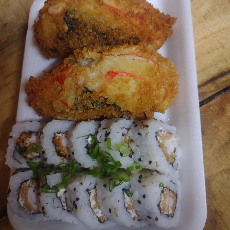 10 uramaki camarão empanado + 2 mini temaki kani