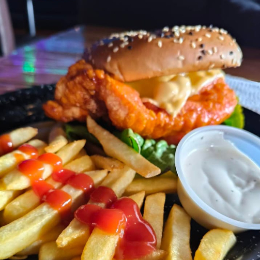 HAMBURGUESA POLLO BONELESS + PORCION DE PAPAS A LA