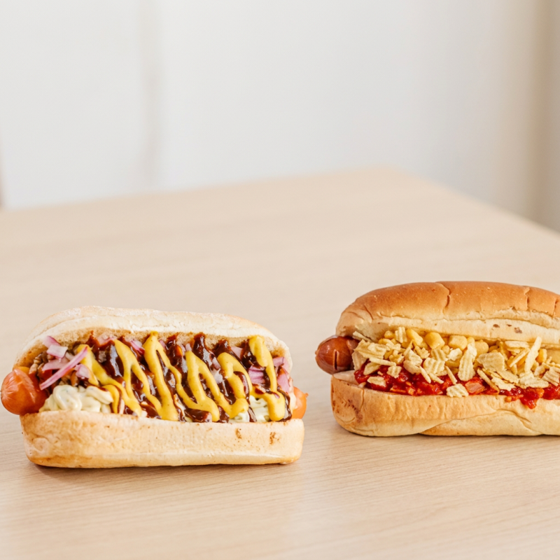 Escolha 2 hot dogs no capricho, com salsicha 100% bovina