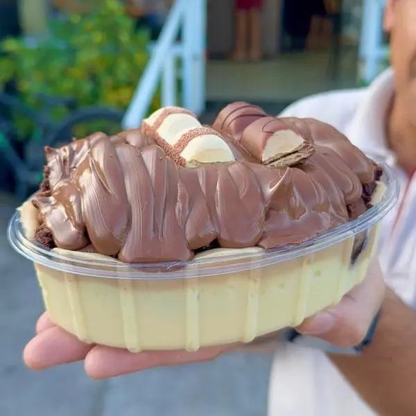 Nosso tradicional afogadinho de brownie, agora na travessa e com um novo e surpreendente sabor de Kinder.  Ideal para dividir com as pessoas que você mais gosta!  Serve até 3 pessoas