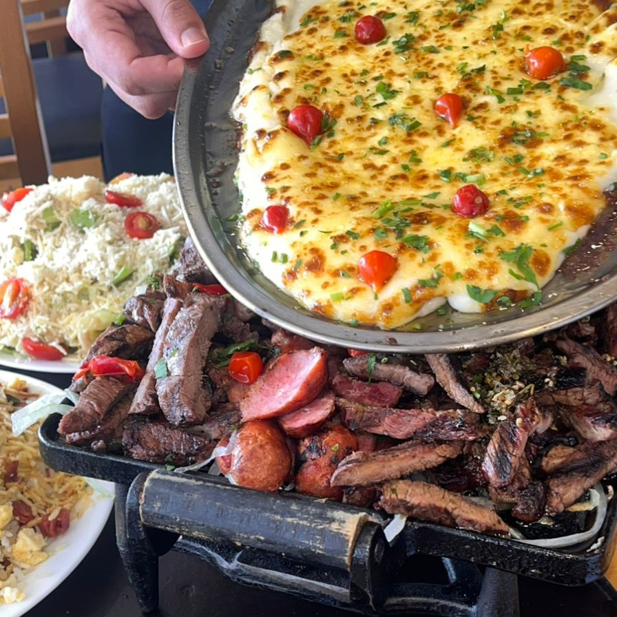 500g de Picanha Angus em tiras, 500g de Ancho Black em tiras, 200g de Linguiça na Brasa, arroz biro biro, salada do cheff e batatas fritas. Finalizado no molho 4 queijo. serve de 4 a 6 pessoas