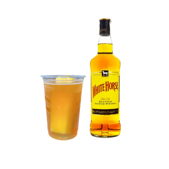 Dose de Whisky Cavalo, uma Garrafinha de 200ml com Whisky, 1 Energético Red Bull 250ml e 1 Gelo de Coco