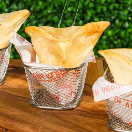 Esfiha de massa artesanal com recheio de mussarela, ricota e requeijão.