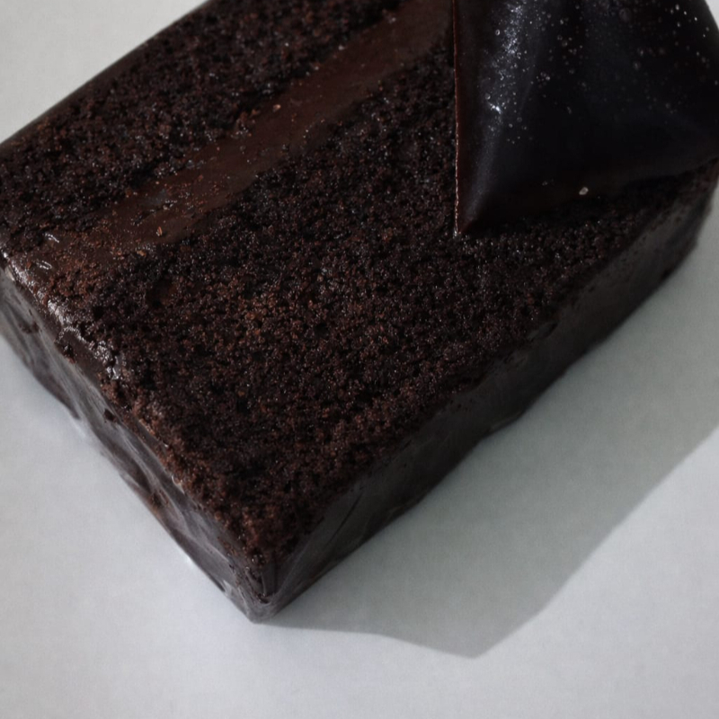 FATIA BEM RECHADA COM SAQUINHO CALDA DE CHOCOLATE