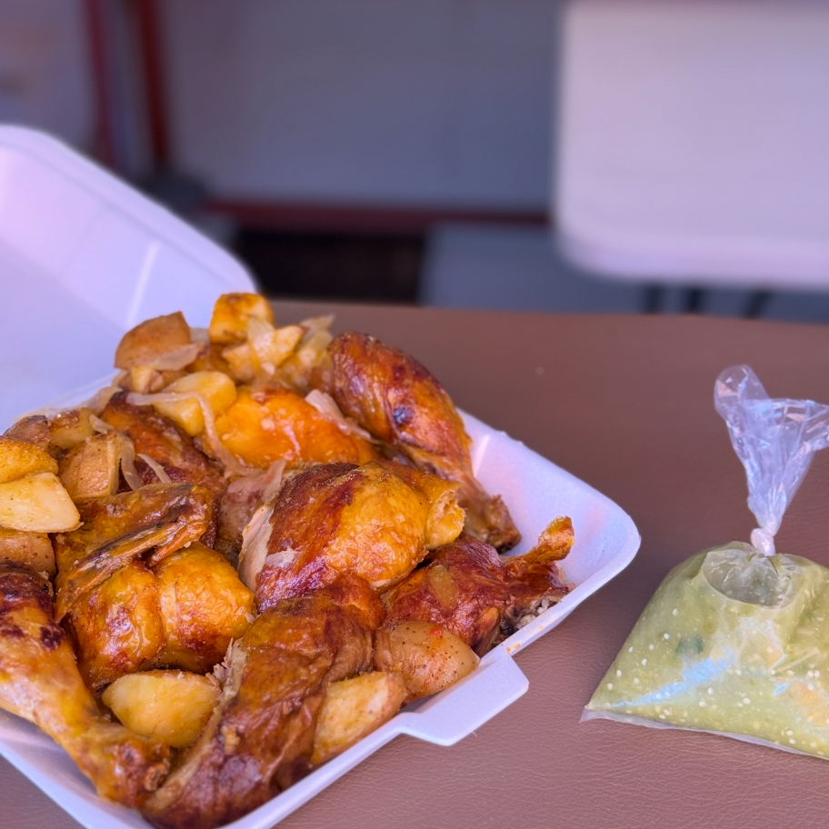 Pollo con Papas, Cebolla y Salsa