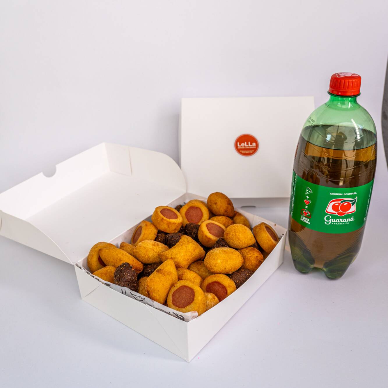 Escolha os seus sabores preferidos, monte seu combo e delicie-se!
Temos Coxinha, Kibe, Bolinha de queijo tradicional, bolinha de queijo com orégano, bolinha de queijo com alho, croquete de pizza, croquete de carne seca, enroladinho de salsicha e croquete de calabresa. Você também pode selecionar nossos salgados especiais de Camarão.