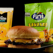 Um delicioso e macio pão brioche com hambúrguer artesanal de 100g, fritas smile, suco e um docinho fini, para alegria dos pequenos.