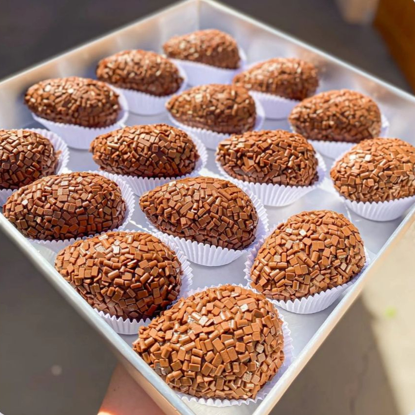 Brigadeiros linha gourmet feitos com cacau , finalizados no granulado de chocolate, tamanho G .