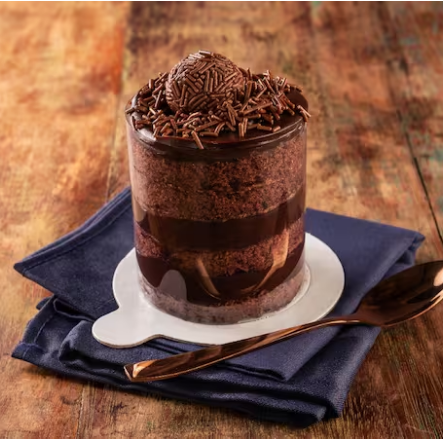 Massa Chocolate molhadinha, com duas camadas de recheio de brigadeiro , finalizando com brigadeiro e granulado bolo com 7,5 cm diâmetro.