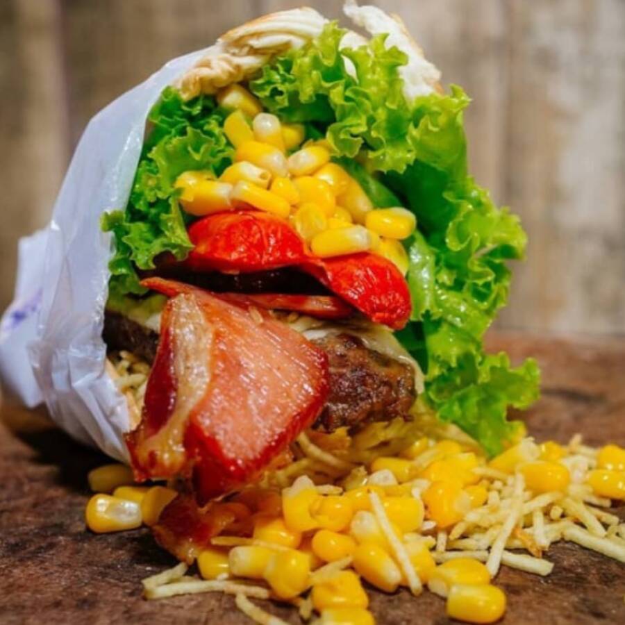 Carne Ao Ponto, Ovo Bem Servido, 2 Fatias de Bacon, Presunto, Mussarela Derretida, 2 Salsichas, Milho, Batata Palha, Alface e Tomate No Pão Macio Que Sacia Qualquer Fome!