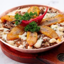 Prato Executivo Arroz cremoso, carne de sol desfiada, manteiga do sertão, cebola roxa, queijo coalho, ervas finas e banana frita.