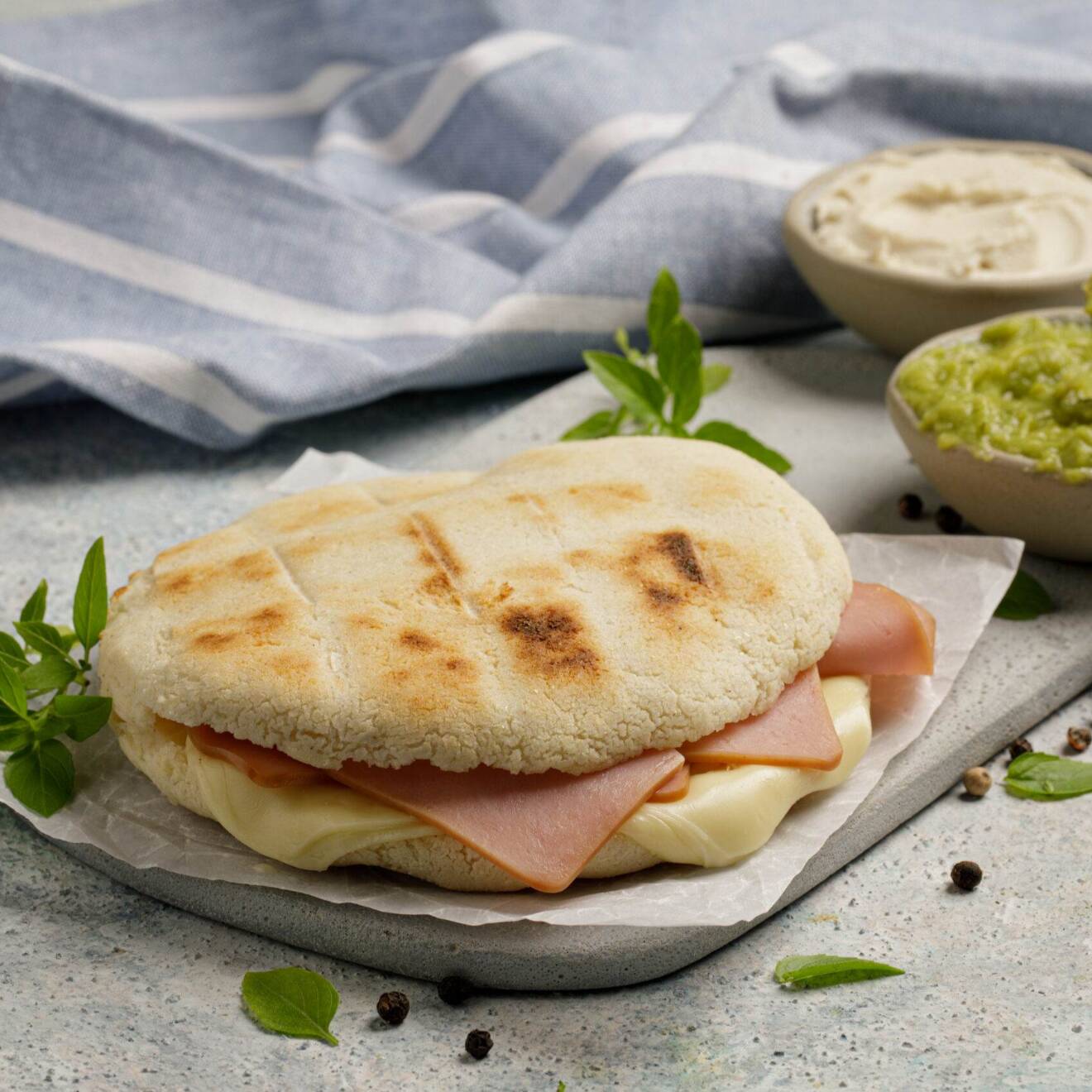 AREPA JAMÓN Y QUESO