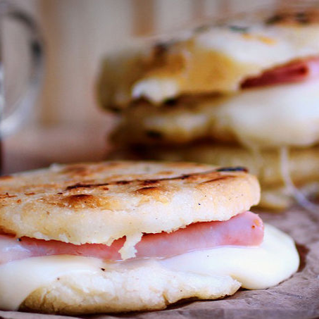 Arepa con Queso y Mortadela
