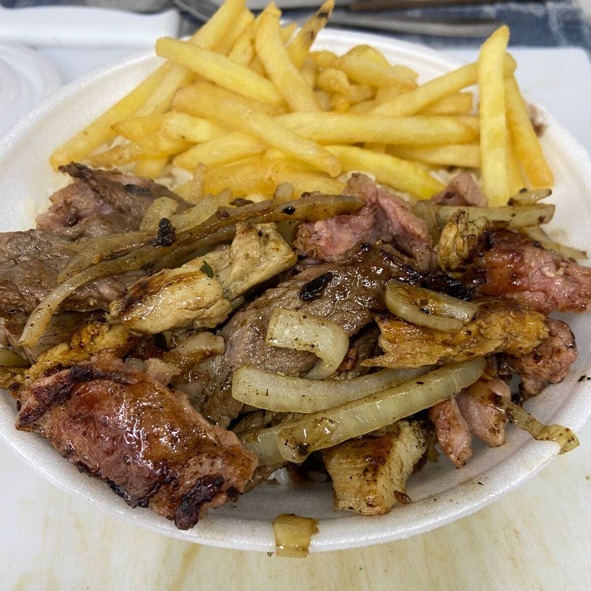 O melhor dos três mundos: suculento contra filé, filé de frango grelhado e linguiça de pernil artesanal, tudo feito na chapa bem quentinho. Acompanha arroz soltinho, feijão caseiro temperado, farofa da casa, batata frita crocante e vinagrete fresco. Prato executivo completo pra quem quer variedade e sustância. Serve 1 pessoa com fome de verdade.
