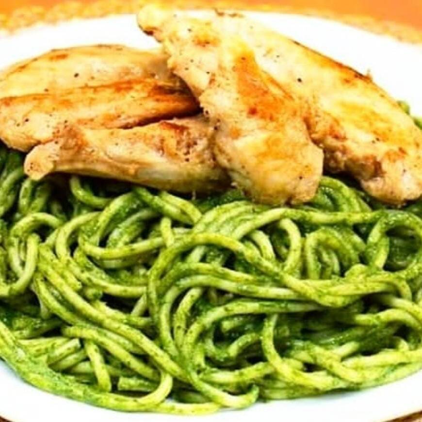 Tallarines Verdes con Pechuga a la Plancha