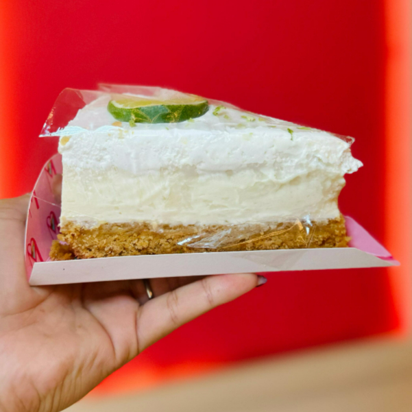 Contém uma fatia com base de biscoito, mousse de limão e chantininho.