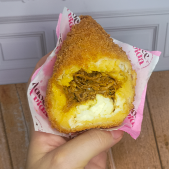 Macia por dentro sequinha por fora: Recheio delicioso de cupim desfiado super temperado. Empanada com farinha panko e frita na hora.