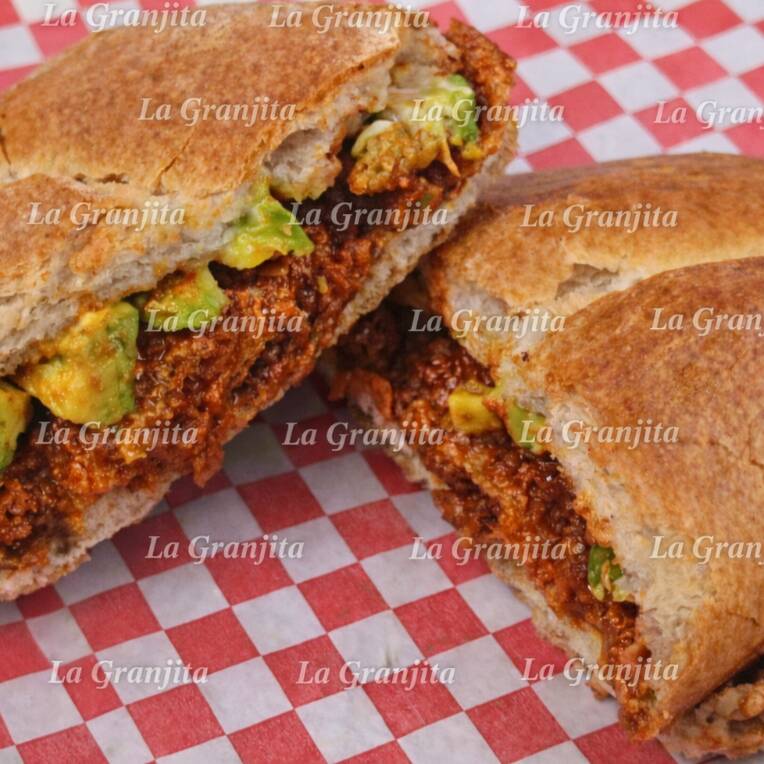 Torta Planchada de Chicharrón en Salsa Roja