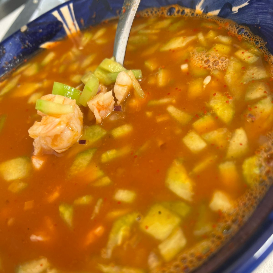 Consomé de camarón (Camarón, pulpo)