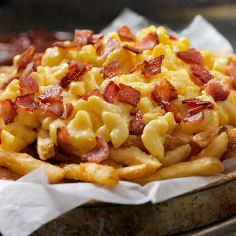 Batatas Douradas Cobertas Com Cheddar Cremoso e Bacon Crocante Para Uma Explosão de Sabor Que Vicia!