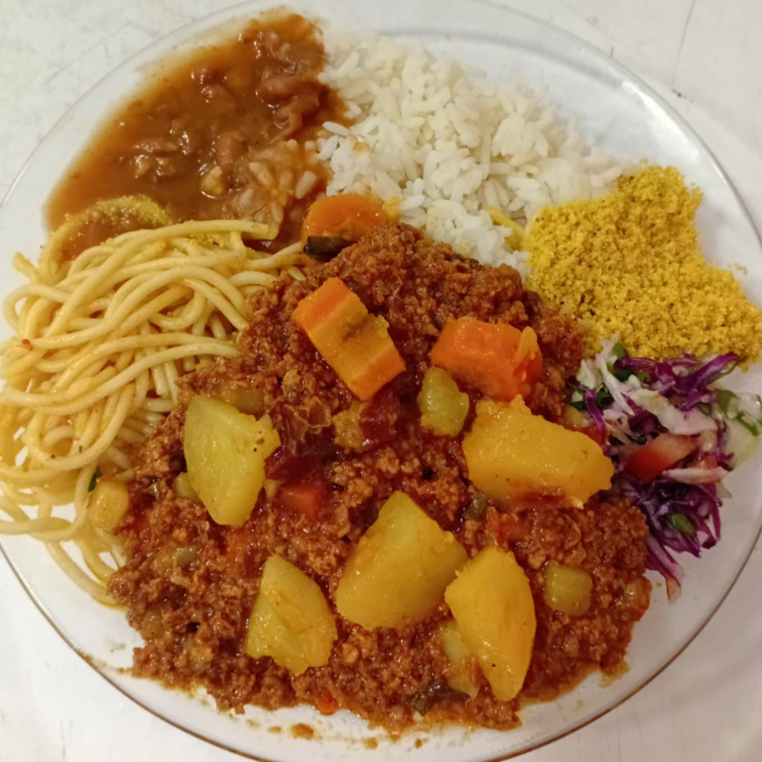 Nosso delicioso picadinho de carne com legumes acompanhado de arroz, feijão, macarrão, farofa e salada. Prato farto e muito bem servido para o seu almoço.
VOCÊ ESCOLHE: O Feijão e a farofa já vão dentro do prato por R$ 20.
Se preferir pode separar os dois por apenas R$3 escolhendo abaixo