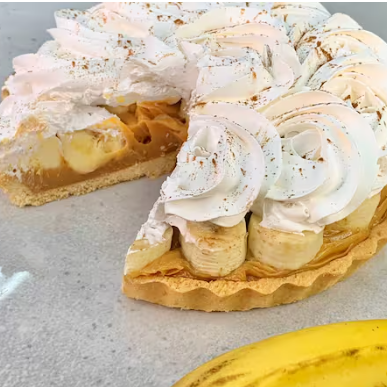 Trouxemos para o tamanho maior um sucesso do nosso cardápio. Base de torta super crocante, delicioso doce de leite, chantilly suave. Você pode escolher a fruta que mais te agrada entre Banana, Uva e Morango Serve aproximadamente 5 pedaços. Tamanho médio.