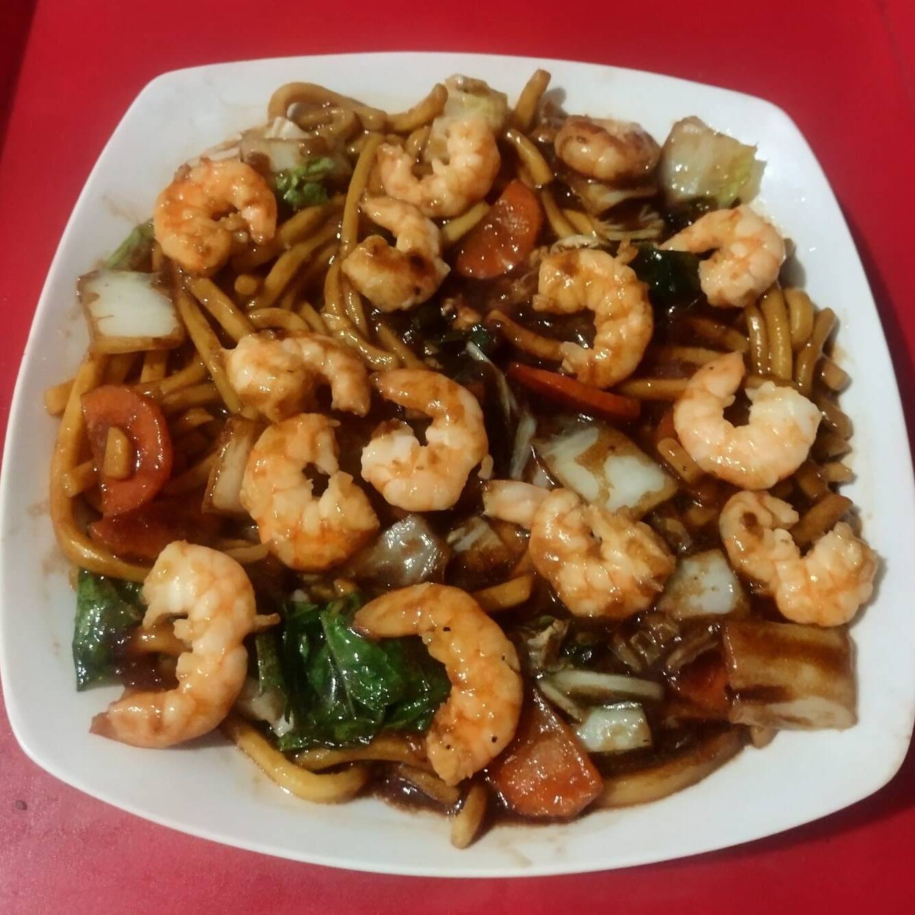 Macarrão, camarão e legumes ao molho shoyu. Aprox. 600g.