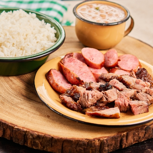 Fraldinha, frango e linguiça (450g), acompanhado de arroz, feijão, vinagrete e farofa.