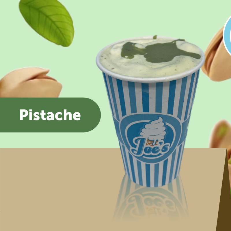 Milkshake feito com sorvete de baunilha, batido com creme especial de pistache, e pistache no topo