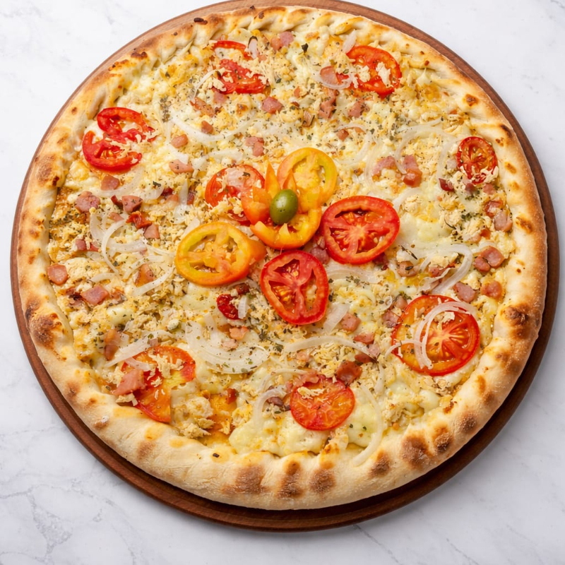 Queijo mussarela, bacon, frango, molho da casa, azeitona, tomate, cebola e orégano.