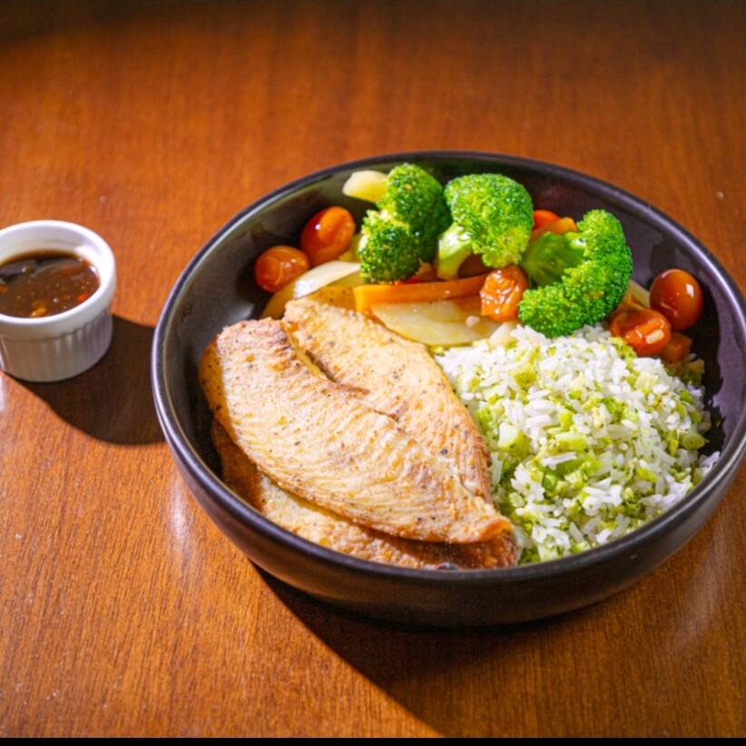 Tilapia Grelhada, molho de shoyo com cebola e pimentoes,. Arroz cm Brocolis, Legumes Salteados e Salada (Mix de folhas , Rabanete, Mini agrião, Tomate cereja e Pepino japonês)