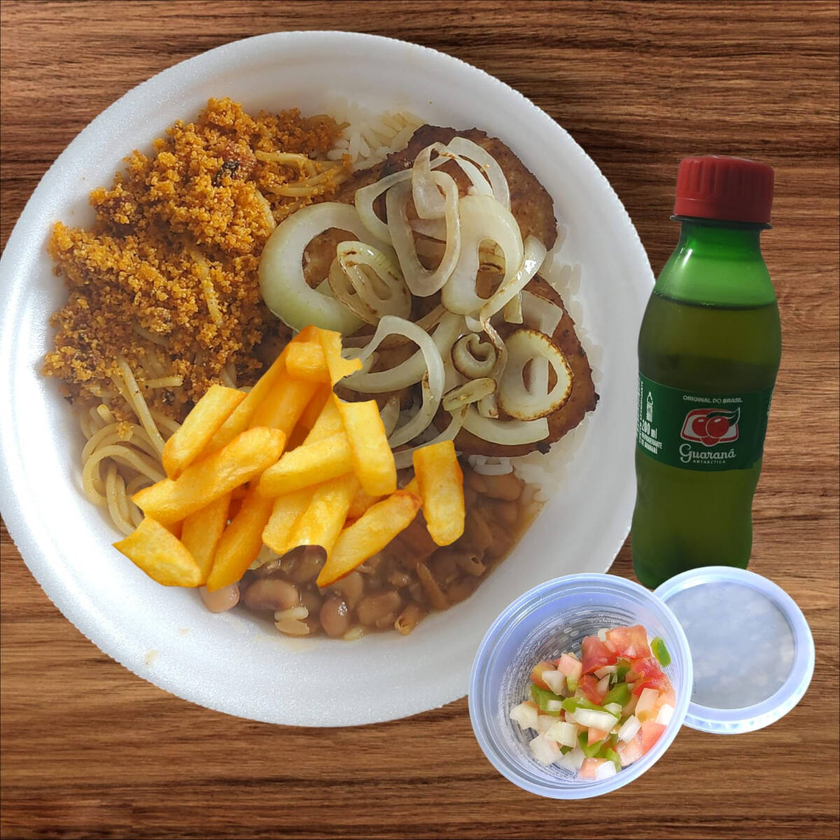 Vai feijão, arroz,macarrão, farofa, vinagrete.