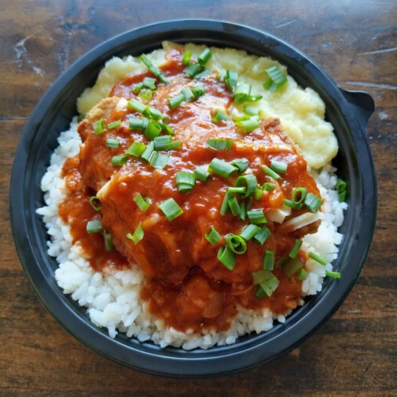 Parmegiana de frango, delicioso empanado de frango coberto com queijo e molho de tomates, acompanha arroz branco e purê de batatas amanteigado.