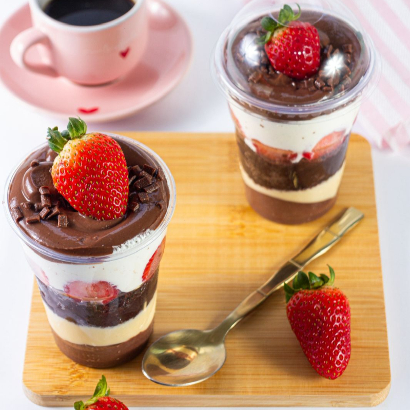 Um delicioso copo da felicidade com nosso famoso bolo de chocolate e nosso delicioso brigadeiro de ninho, mousse de ninho e brigadeiro gourmet 50% cacau com bastante morango servindo muito bem 1 pessoa 200ml.